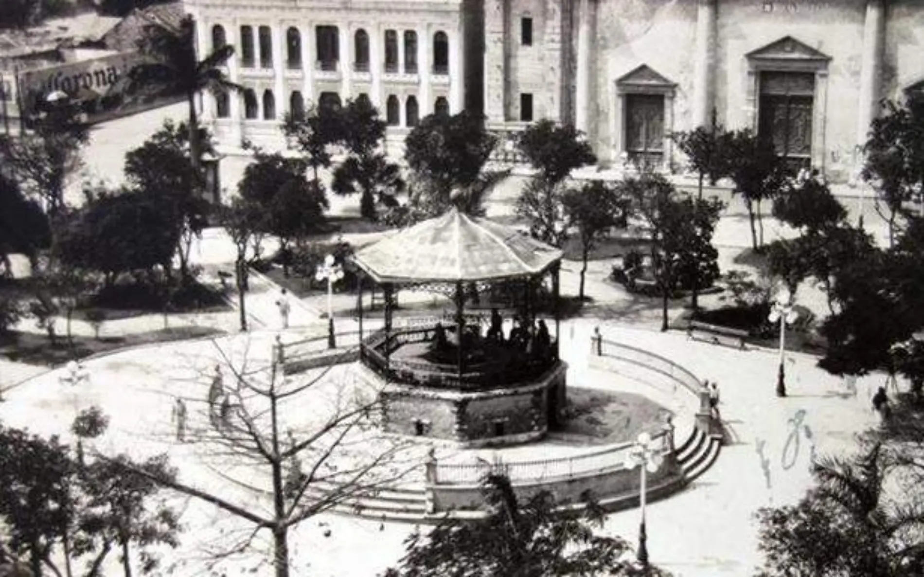 El Kiosko en la plaza Mayor en 1920. México en Fotos